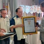 WhatsApp Image 2024-08-03 at 22.08.34 Presiden terpilih Prabowo Subianto menerima penghargaan pin emas dari SMSI yang diserahkan oleh Ketua Umum SMSI Firdaus.