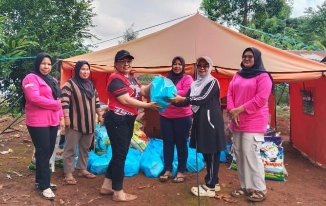 24 KK Korban Banjir Bandang Molino, Terima Paket Sembako Ketua DPRD Morut.