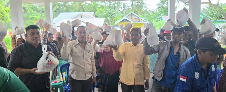 Warga Sojol Donggala Terima Pembagian Ribuan Paket Olahan Ikan