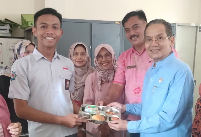 Pastikan Program MBG di Palu Berjalan, Anggota DPR RI Longki Djanggola Cek ke Lapangan