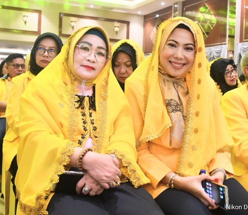 Keakraban Dua Srikandi Partai Golkar Morowali Raya di Musda XI Golkar Sulteng