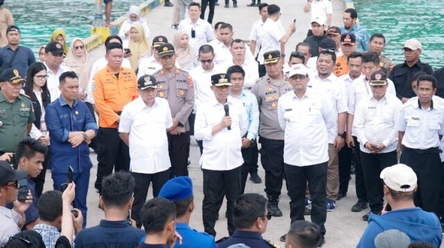 Gubernur Sulteng Anwar Hafid gelar dialog dengan di Banggai Laut. Ia dikeluhkan hasil tangkapan menurun drastis.