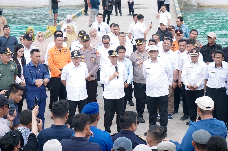 Gubernur Sulteng Anwar Hafid gelar dialog dengan di Banggai Laut. Ia dikeluhkan hasil tangkapan menurun drastis.