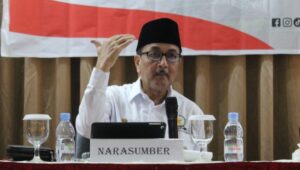 Prof Zainal Abidin meminta masyarakat menahan diri. Ia menyerukan kedamaian dan persatuan