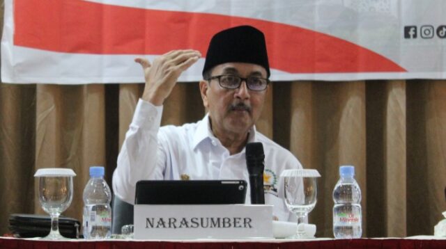 Prof Zainal Abidin meminta masyarakat menahan diri. Ia menyerukan kedamaian dan persatuan