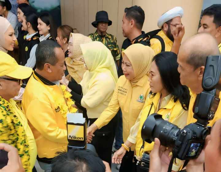 Politisi Warda Dg Mamala Ikut Menjemput Kedatangan Ketum Golkar Bahlil Lahadalia