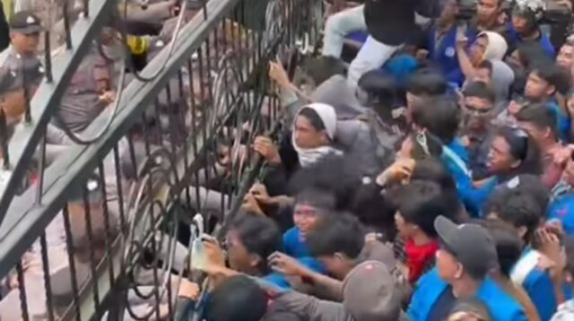 Aksi Unjuk Rasa di Depan DPRD Sulteng Ricuh