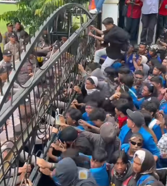 Aksi Unjuk Rasa di Depan DPRD Sulteng Ricuh