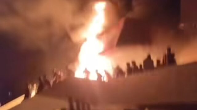 Massa aksi paling berani bakar kantor DPRD