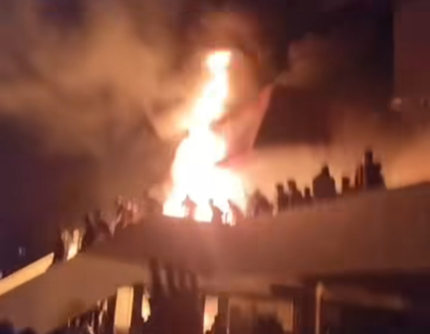 Massa aksi paling berani bakar kantor DPRD