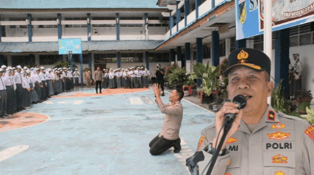 Penuhi Janji Masa Lampau, Wakapolda Sulteng Helmi Kwarta Sujud Syukur di SMA 1 Palu