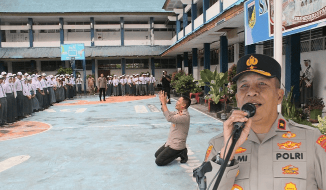 Penuhi Janji Masa Lampau, Wakapolda Sulteng Helmi Kwarta Sujud Syukur di SMA 1 Palu