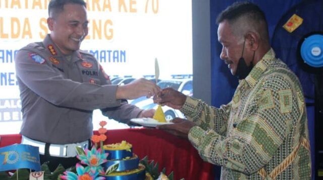 Warga Donggala Terima Penghargaan di Hari Lalu Lintas Bhayangkara ke-70