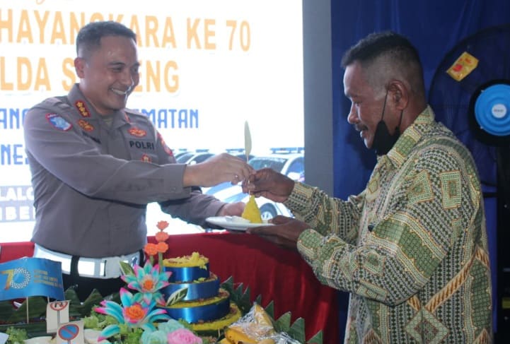 Warga Donggala Terima Penghargaan di Hari Lalu Lintas Bhayangkara ke-70