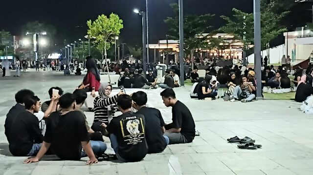 Bermalam Minggu Bersama Ribuan Orang di Vatulemo