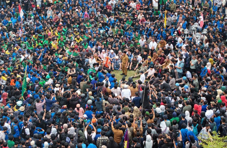 Aksi demo di Palu aman