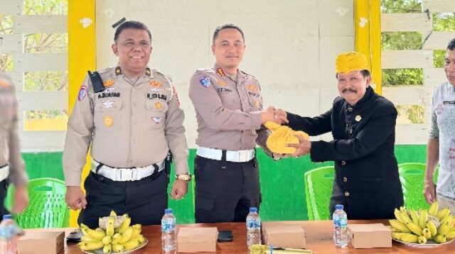 Pelanggar lalu lintas dikenakan denda adat satu ekor kambing