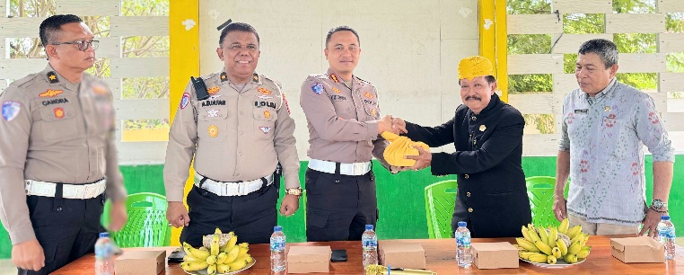 Pelanggar lalu lintas dikenakan denda adat satu ekor kambing