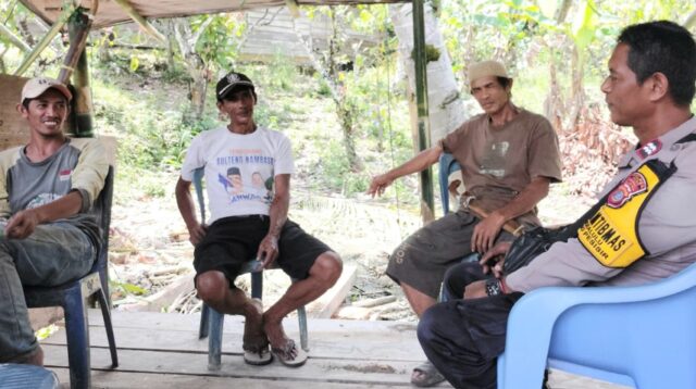 Jajaran Bhabinkamtibmas menggencarkan kegiatan sambang warga untuk mencegah perkembangan paham radikal di Kabupaten Poso, Sulteng. (FOTO: IST).