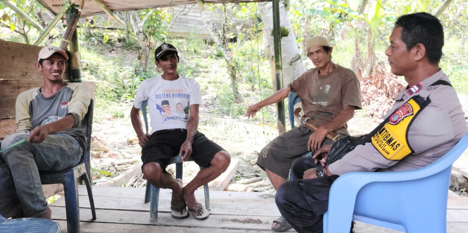 Jajaran Bhabinkamtibmas menggencarkan kegiatan sambang warga untuk mencegah perkembangan paham radikal di Kabupaten Poso, Sulteng. (FOTO: IST).