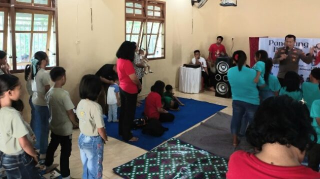 Rohaniawan Polri di Poso rutin perkuat iman anak-anak Kristiani.