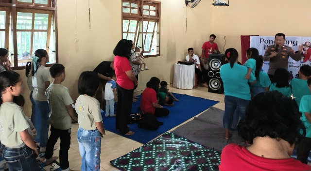 Rohaniawan Polri di Poso rutin perkuat iman anak-anak Kristiani.