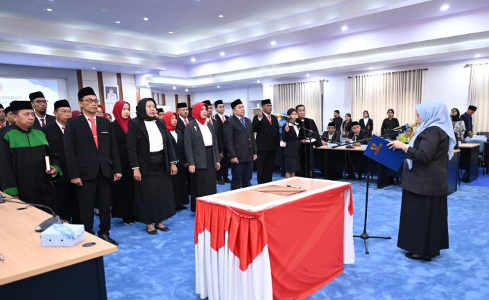 Wagub Reny Lamadjido melantik 30 pejabat fungsional di jajaran Pemprov Sulteng. Wagub meminta pimpinan OPD untuk memberikan ruang