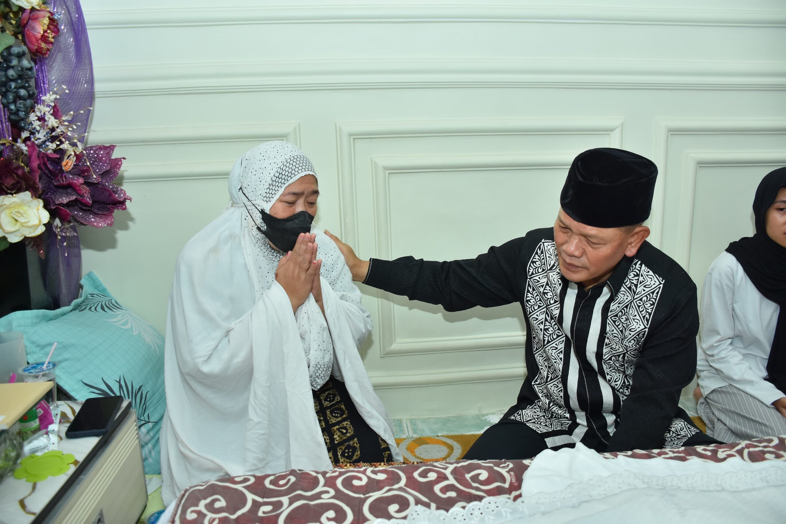 Melayat di Rumah Duka, Kapolda Sulteng Beri Penghormatan Terakhir kepada Almarhum AKBP Sugeng Lestari