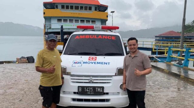 Komitmen Bantu Kebutuhan Warga Morut, Mardiman Sane Serahkan Ambulans Baru bagi Warga Baturube