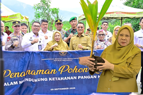 5 ribu bibit pohon kelapa ditanam di Sigi. Wagub Sulteng hadiri penanaman secara simbolis demi wujudkan Sulteng tangguh.
