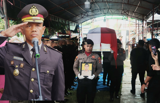 Wakapolres Sigi Kompol Wawan Setiyononmemimpin upacara pemakaman Aiptu Maryanto, anggota Polres Sigi yang meninggal dunia
