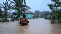 Banjir Tolitoli Tim Gabungan Evakuasi Warga Terdampak Banjir di Tolitoli