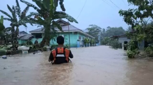 Tim Gabungan Evakuasi Warga Terdampak Banjir di Tolitoli