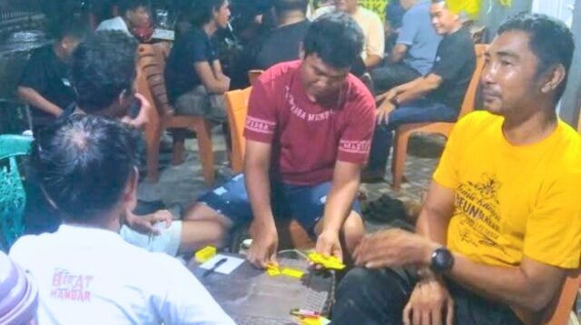 Kolonodale Diguyur Hujan, Peserta Lomba Domino HUT Partai Golkar ke-61 Tetap Antusias