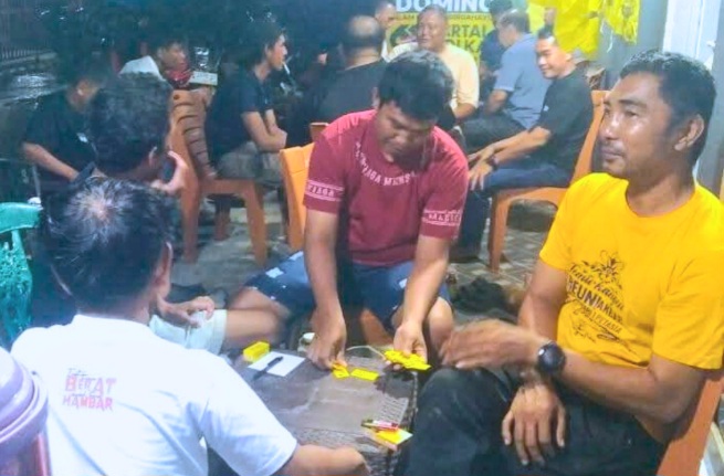 Kolonodale Diguyur Hujan, Peserta Lomba Domino HUT Partai Golkar ke-61 Tetap Antusias