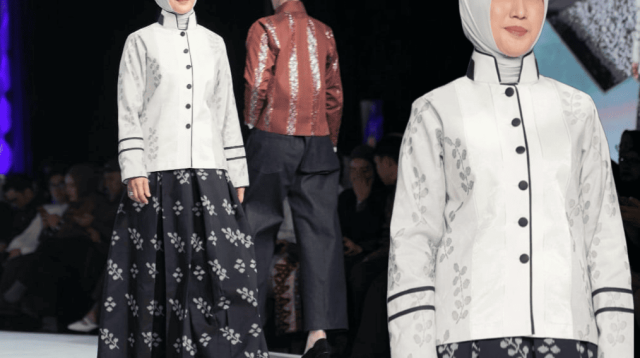 Aura Cantik Ketua Dekranasda Sulteng Kenakan Tenun Bomba di Ajang JMFW