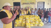 HUT Golkar ke-61, Politisi Edwin Tampake Bagikan 165 Paket Sembako di Mori Atas