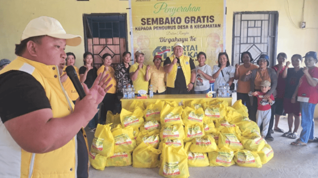 HUT Golkar ke-61, Politisi Edwin Tampake Bagikan 165 Paket Sembako di Mori Atas