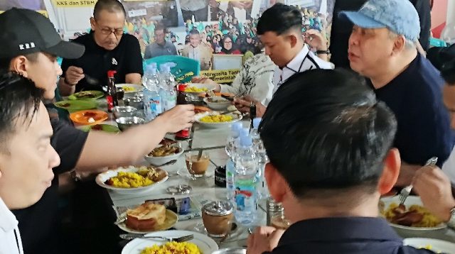 Ahmad Ali Temani Ketum PSI Kaesang Sarapan Nasi Kuning Palu