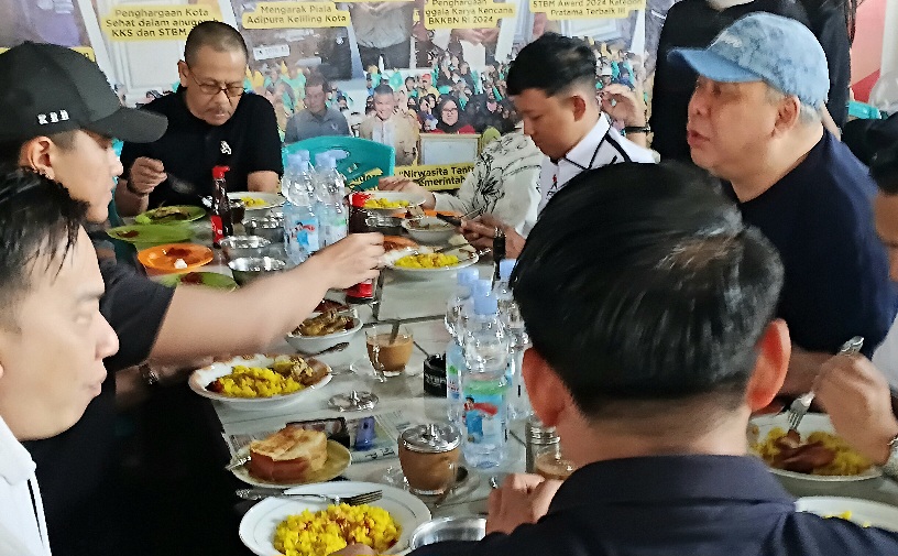 Ahmad Ali Temani Ketum PSI Kaesang Sarapan Nasi Kuning Palu