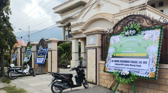 Karangan Bunga Belasungkawa Penuhi Rumah Duka Almarhum Amrullah di Jalan Mokolembake