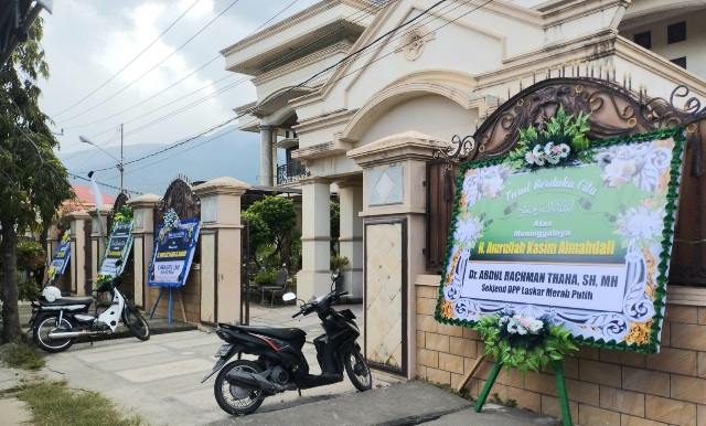 Karangan Bunga Belasungkawa Penuhi Rumah Duka Almarhum Amrullah di Jalan Mokolembake