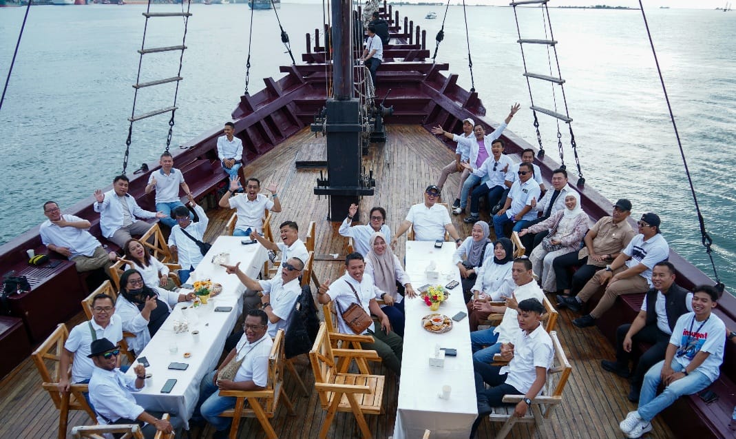 Media Gathering LPS di Makassar: Sharing Literasi Keuangan hingga Dinner di Atas Kapal Pinisi