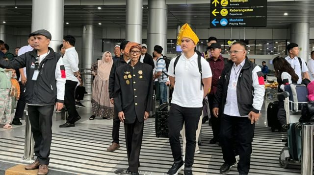 Tiba di Palu, Ratusan Kader Jemput Ketum PSI Kaesang Pangarep