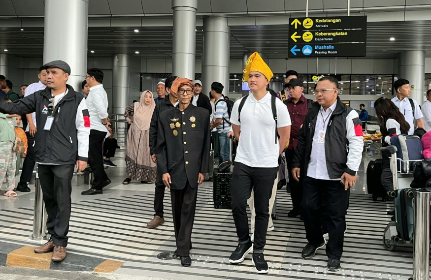 Tiba di Palu, Ratusan Kader Jemput Ketum PSI Kaesang Pangarep