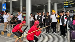 Tiba di Palu, Ratusan Kader Jemput Ketum PSI Kaesang Pangarep