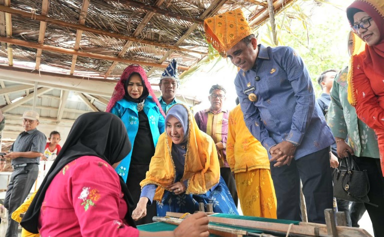 Mulai 2026, Provinsi Kucurkan Bantuan Modal bagi Penenun Donggala