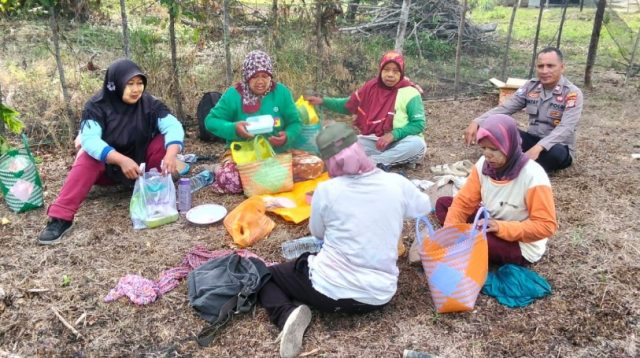Satgas Madago Raya Sambangi Ibu-ibu di Desa Membuke Poso