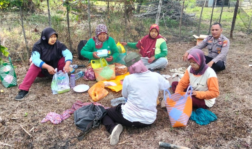 Satgas Madago Raya Sambangi Ibu-ibu di Desa Membuke Poso