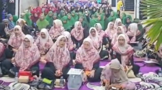 Ibu-ibu Kolonodale Antusias Hadiri Pengajian Malam Jum'at di Kediaman Ketua DPRD Morut